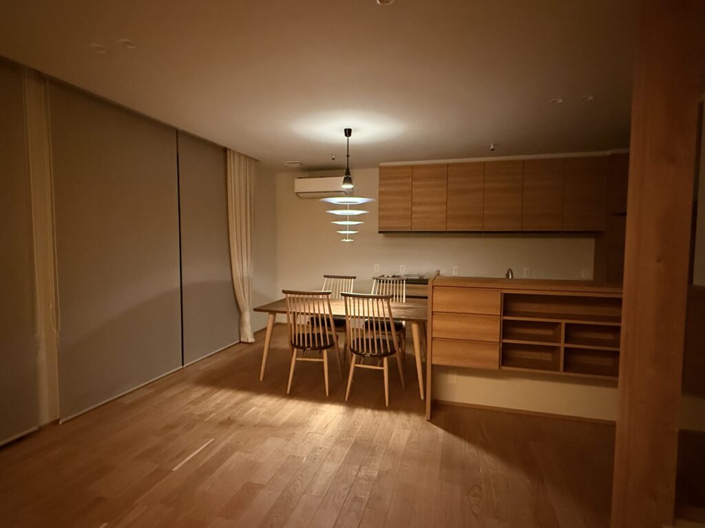 住友林業の我が家のリビング・ダイニング。ロールスクリーンとレースカーテンを採用。